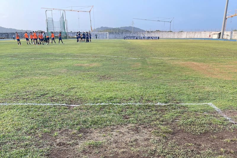 El Fantasma Figueroa reclamó por el estado de esta cancha, donde se jugará un compromiso por Nations League. Foto y Video: X (ex Twitter) Marco Antonio Figueroa.