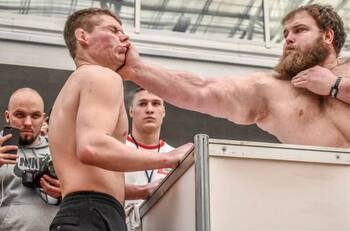 Campeón siberiano de bofetadas demostró todo su poderío destrozando una sandía de un palmetazo