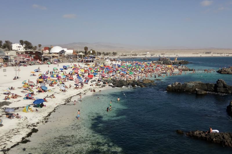 Al tener poco oleaje en algunas de sus playas, el sector es ideal para quienes quieran refrescarse durante el verano. Créditos: Google Maps.
