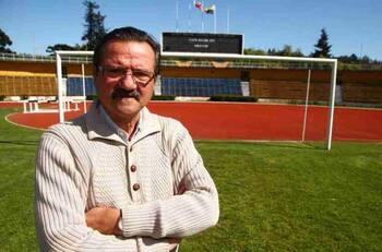 "Hasta siempre, muchas gracias": El homenaje de los hinchas de U. de Concepción tras la muerte del "Gato" Osbén