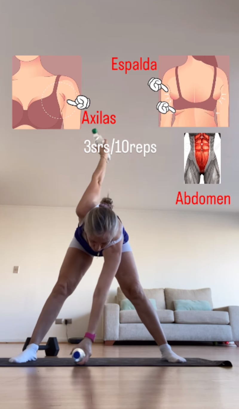 Mujer haciendo ejercicios sobre un mat de yoga