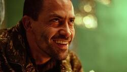 "Sky Rojo": Tiago Correa saca la cara por Chile en la tercera y última temporada de la serie éxito de Netflix