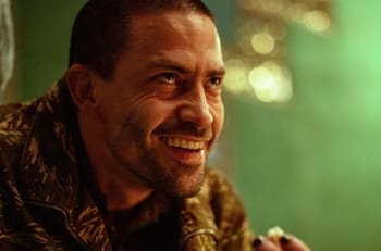 "Sky Rojo": Tiago Correa saca la cara por Chile en la tercera y última temporada de la serie éxito de Netflix