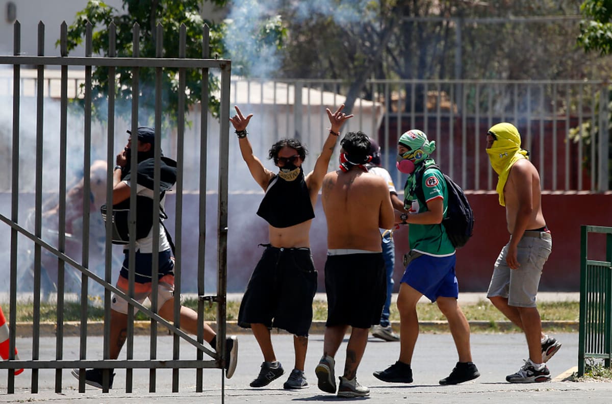 Carabineros tendría en la mira a casi cinco mil barristas por incidentes en protestas