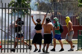 Carabineros tendría en la mira a casi cinco mil barristas por incidentes en protestas