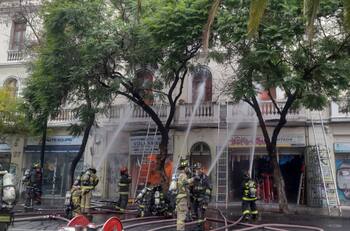 VIDEO | Voraz incendio afecta a tres locales comerciales de Avenida Brasil