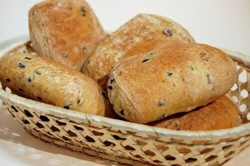 Receta de pan con aceitunas en 2 horas: perfecto para los días fríos y lluviosos