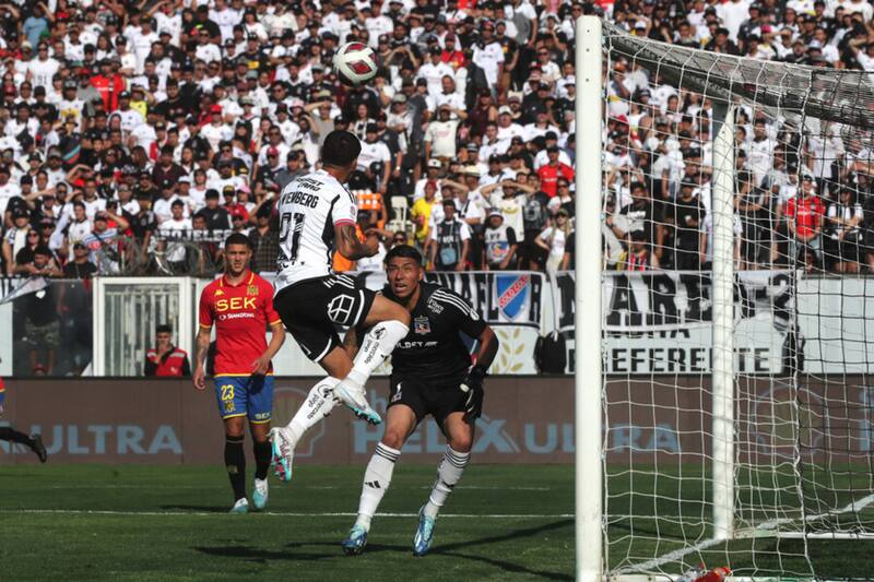 jugando ante Unión Española en el estadio Monumental (Foto: Photosport)