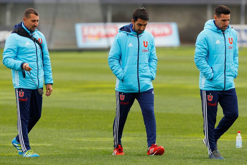 El ayudante técnico de Universidad de Chile Francisco Meneghini es fotografiado durante la practica en el CDA