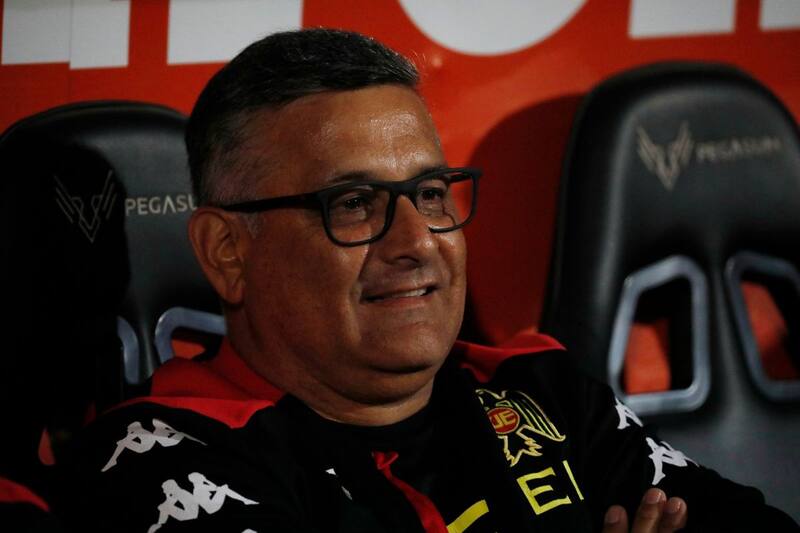 El entrenador de Unión Española durante el partido ante Curicó Unido, por la fecha 25 del Campeonato Nacional de Primera División. Foto: Agencia Aton.
