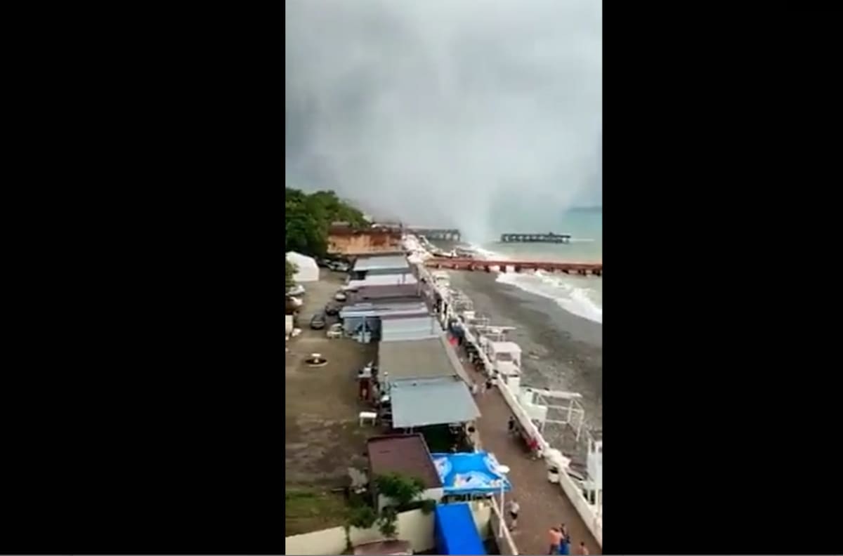 VIDEO | Se estrelló en un restaurante: Captan enorme tromba marina en las costas de Rusia