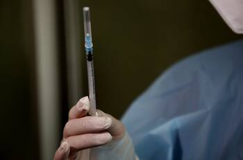 ¿Con cuánta población vacunada se podría controlar el brote epidémico?