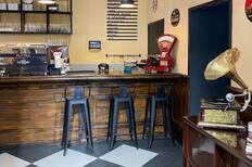 Perfecta para los amantes de la lectura: Esta maravillosa cafetería conecta con una librería en el centro de Santiago