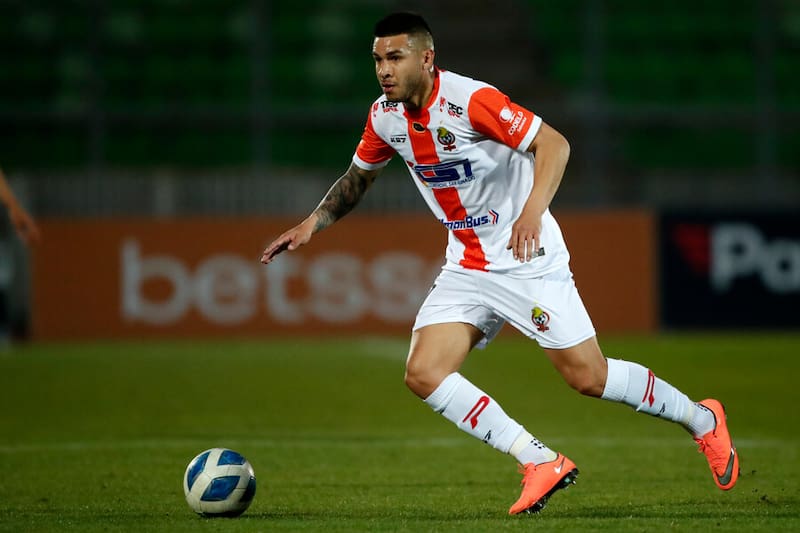 Mauro González, nuevo refuerzo de Deportes Temuco, jugando con la camiseta de Cobresal. Foto: Aton.