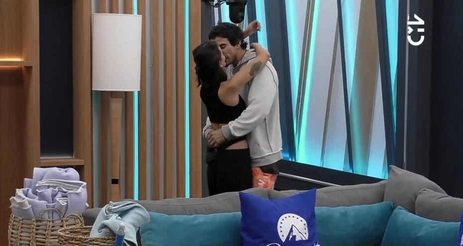 Durante la jornada del 15 de julio, se dio a conocer que Constanza Capelli y Sebastián Ramírez se entregaron al romance y sellaron su amor con tierno beso en medio del salón de la casa de “Gran Hermano” Chile.