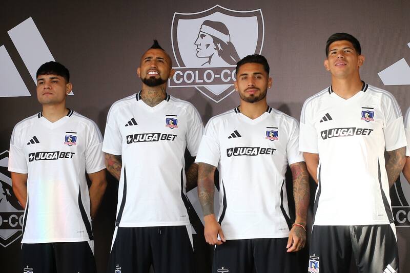en la presentación de la nueva camiseta de Colo Colo.