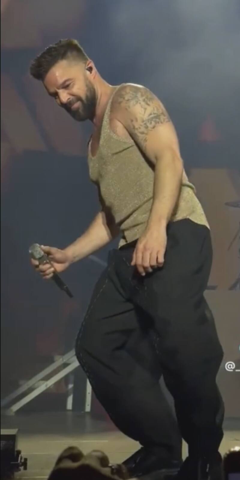 Ricky Martin presentándose para los trabajadores de Entel