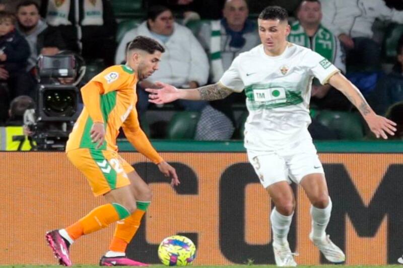 El formado en Universidad Católica cometió dos penales y fue expulsado, en una nueva derrota del Elche (Foto: La Liga)