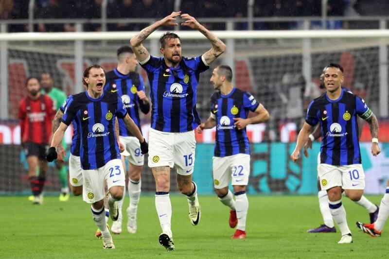El Inter de Milán está cerca del título en Italia, con el cabezazo de Francesco Acerbi que abrió el marcador en el clásico contra el AC Milan. Foto: EFE.