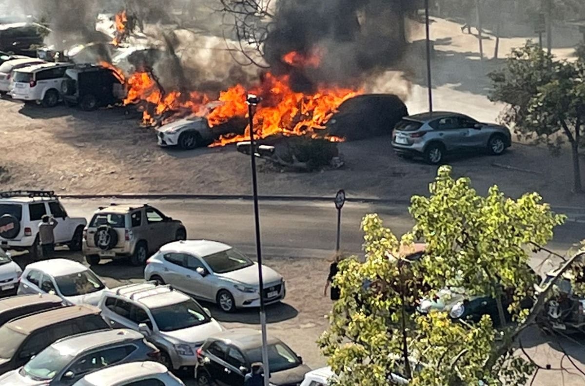 Reportan incendio en estacionamiento de Cuartel Borgoño de la PDI en Independencia: Vehículos están siendo consumidos por las llamas