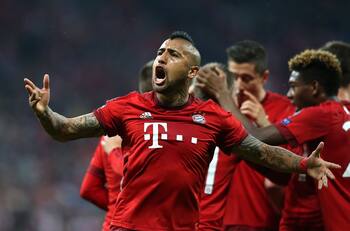 Exentrenador de Arturo Vidal suena como principal candidato para la banca del Manchester United