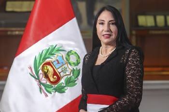 Segunda renuncia en Perú por polémica de vacunación aplicada a altos cargos