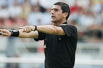 Ex árbitro chileno confesó que le perdonó una amarilla a Messi... a cambio de una camiseta