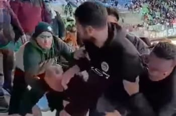 VIDEO | Escándalo en Primera B: Mauricio Viana agredió a adulto mayor tras goleada sufrida por Puerto Montt