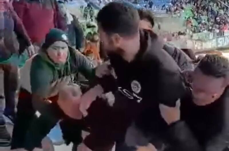 agrediendo a hincha de Deportes Puerto Montt.