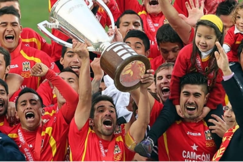 El capitán levanta el trofeo de Campeón 2013.