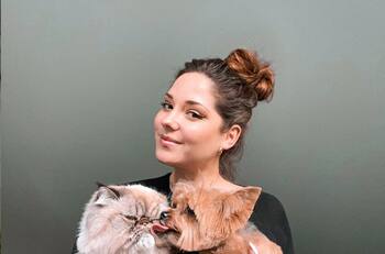 “Me muero de la pena”: Kel Calderón enterneció con la reacción de su perrita Martina al ver su medicamento