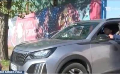 El momento exacto en que Darío Osorio casi atropella a un peatón fuera de Juan Pinto Durán
