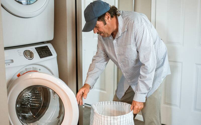 Este suavizante de ropa casero, en tiempos en los que el bolsillo tiembla por el alza de precios, se presenta como una alternativa que además es ecoamigable.