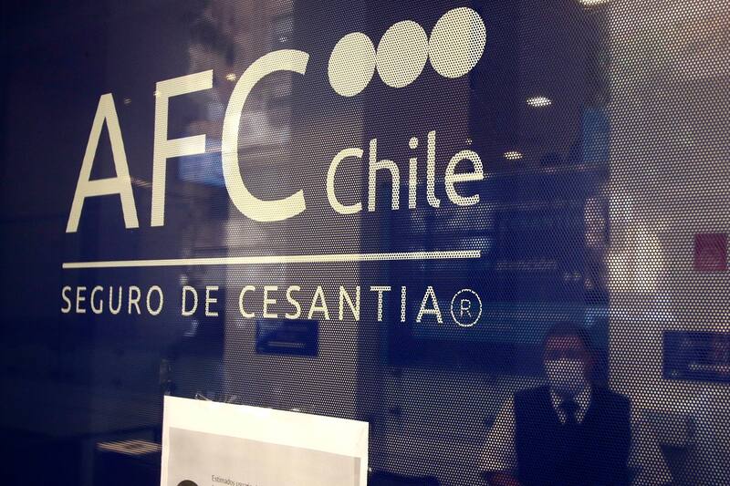 Santiago , 3 de Abril de 2020
Largas filas se registran en la en el Seguro de Cesantia AFC Chile, ubicado en la calle Teatinos. en la foto trabajadores esperan para realizar sus tramites.
Javier Salvo/ Aton Chile
