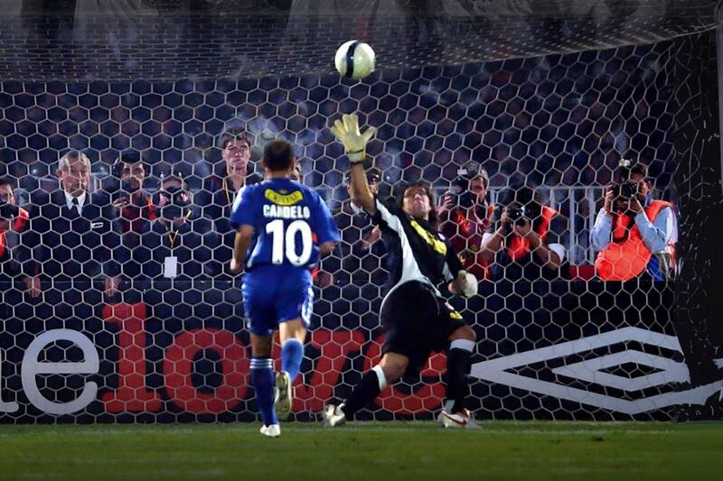 atajando el penal a Candelo en la final de Colo Colo ante la U en 2006
