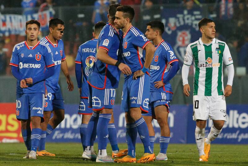 Jeison Fuentealba y sus compañeros tras la eliminación en Copa Chile ante O'Higgins. Foto: Aton.