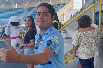 VIDEO | El actor Fernando Godoy está en llamas en la Noche Celeste de Deportes Iquique