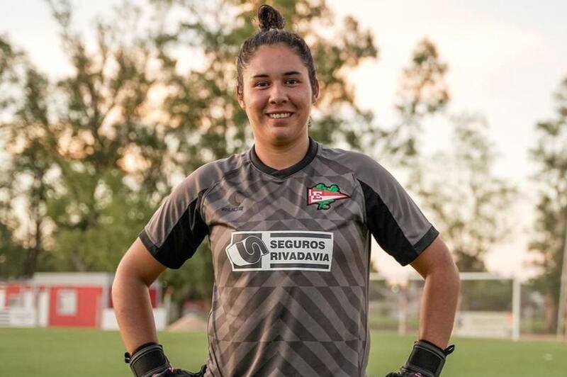 vistiendo los colores de Estudiantes de la Plata. Foto: As Chile.