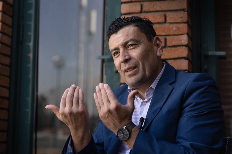 "FIFA está implementando en todos los Mundiales de menores un VAR al que solamente el cuarto árbitro y el árbitro principal pueden tener acceso en el RRA", apunta el ex juez internacional sobre la nueva tendencia.