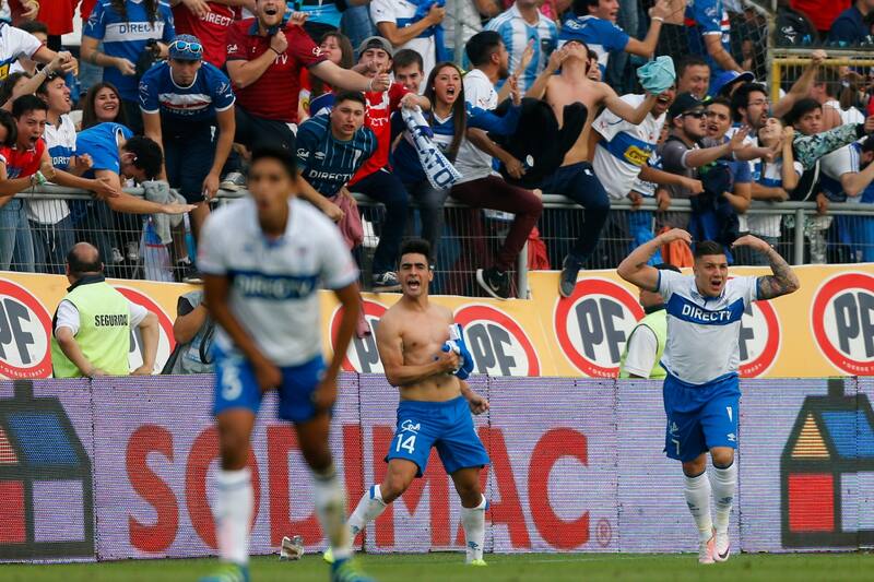 . El delantero festejando su importante gol en la UC ante Audax en 2016. Foto: Agencia Aton.
