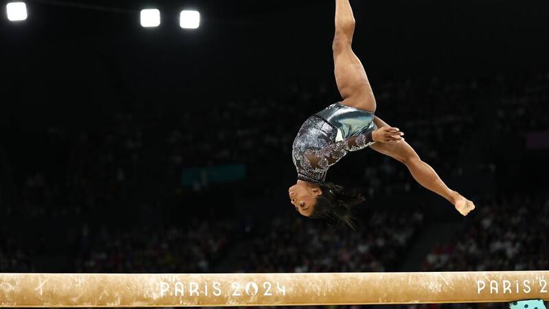 VIDEO | ¿Te la perdiste? Así fue la impresionante rutina en la viga de Simone Biles en París 2024