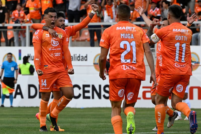El volante celebrando su primer gol en Cobreloa. Foto: Agencia ATON