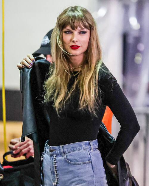 La cantante elige una chaqueta de cuero y un look oscuro.