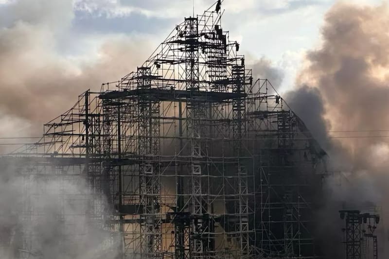 El festival quedó con su main stage totalmente destruido.