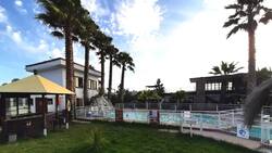 Este increíble camping con muelle a la orilla de un lago es perfecto para visitar con la familia y gozar sin límites