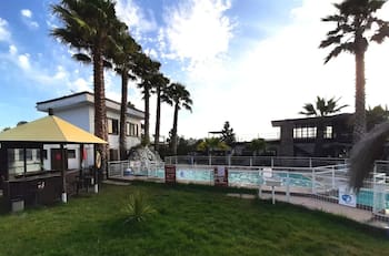 Este increíble camping con muelle a la orilla de un lago es perfecto para visitar con la familia y gozar sin límites