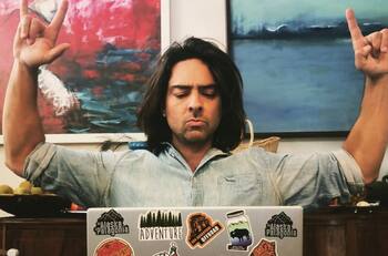 Cristián Riquelme sacó risas y aplausos al protagonizar la "portada" de la prestigiosa Revista Vogue