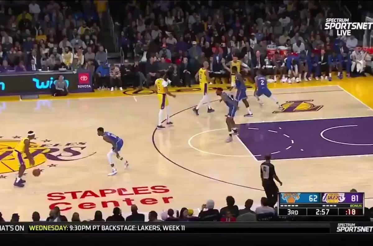 La dolorosa caída de Anthony Davis en la victoria de los Lakers