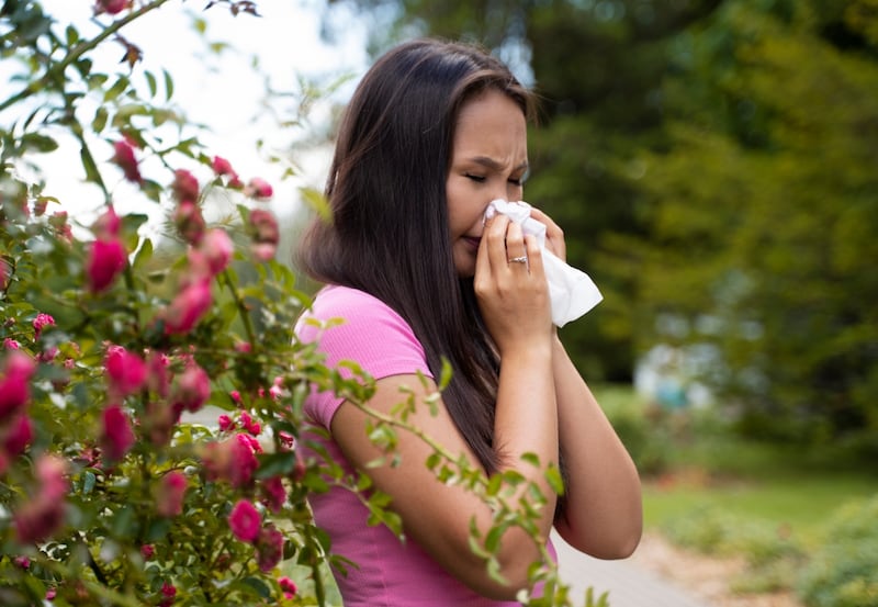 Persona con síntomas de alergia