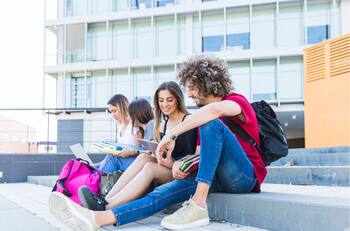 Estas son las DIEZ carreras universitarias más baratas de estudiar en Chile según la IA